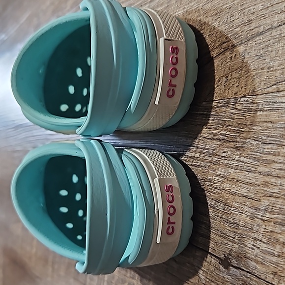 Toddler girl blue Crocs 6-7C - Picture 2 of 3